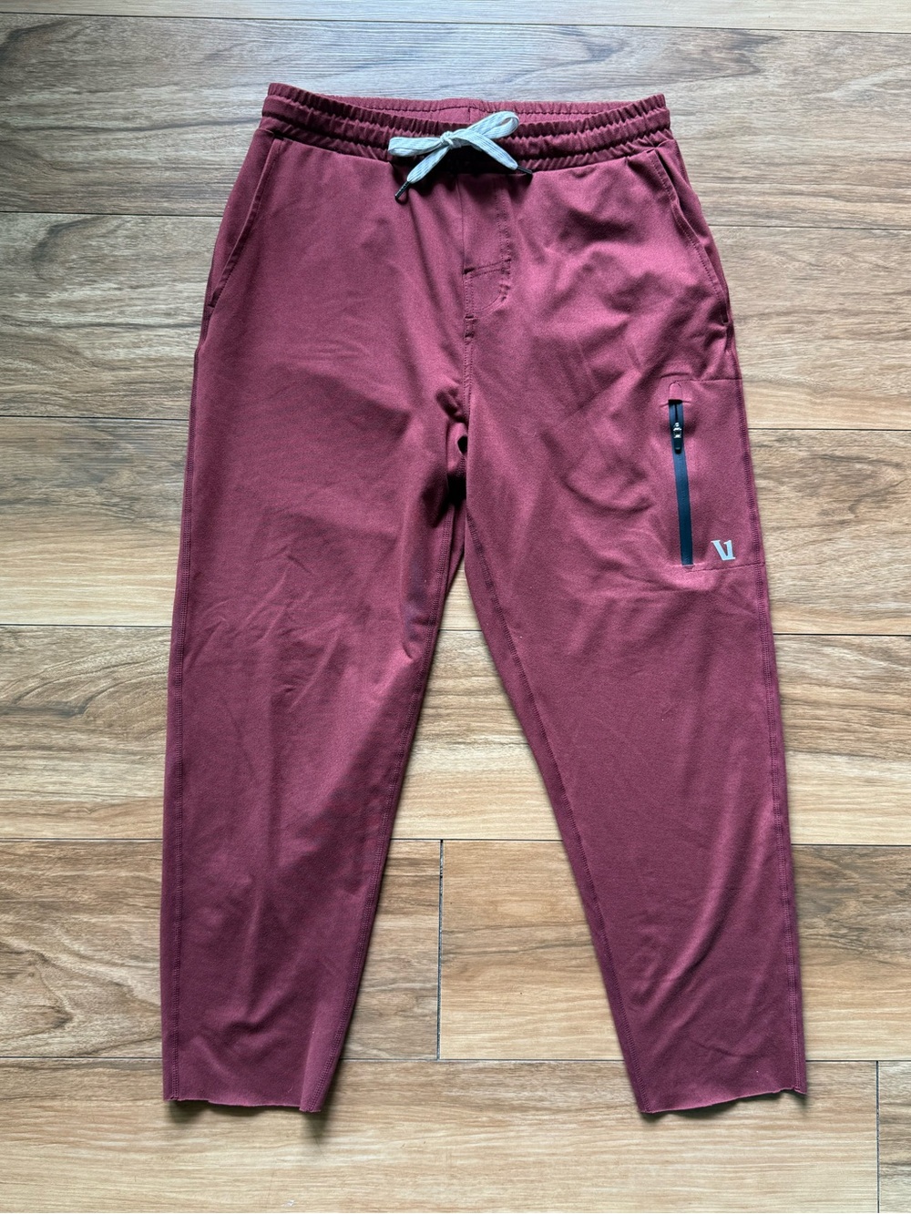 Vuori Men’s Sunday Performance Jogger Style V416 Size Small Burgundy - cut hem!